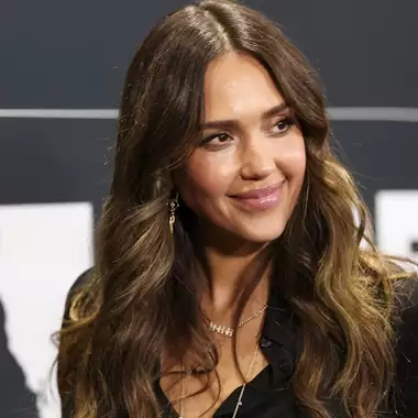 Jessica Alba & Danny Ramirez | Tο δημόσιο φιλί που επιβεβαίωσε πως είναι ζευγάρι