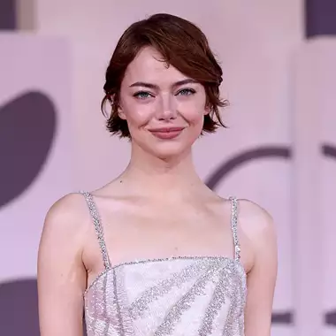 Φεστιβάλ Βενετίας 2025 | Η κίνηση του Willem Dafoe που συγκίνησε την Emma Stone