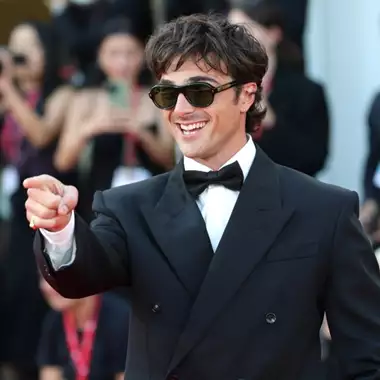 Οι εμφανίσεις από το κόκκινο χαλί της ταινίας Frankestein στο 82ο Φεστιβάλ Κινηματογράφου της Βενετίας