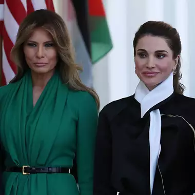 Η βασίλισσα Ράνια σε απρόσμενη εμφάνιση στο πρώτο τρέιλερ της ταινίας "Melania", στο πλευρό της Melania Trump
