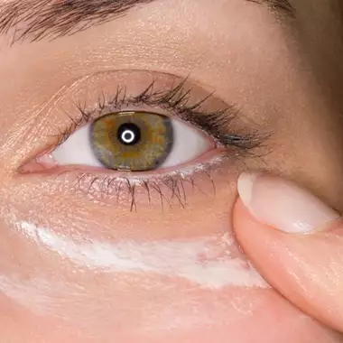 Πώς θα μειώσετε φυσικά το οίδημα κάτω από τα μάτια σας