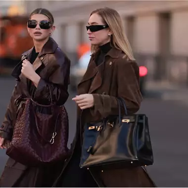 Τα suede τζάκετ και παλτό στα οποία αξίζει να επενδύσετε φέτος