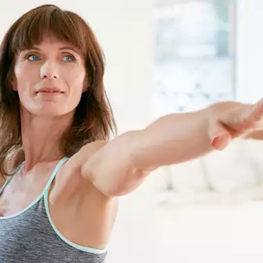 Η άσκηση Pilates που πρέπει να κάνετε μετά τα 50 για να χάσετε λίπος στην κοιλιά