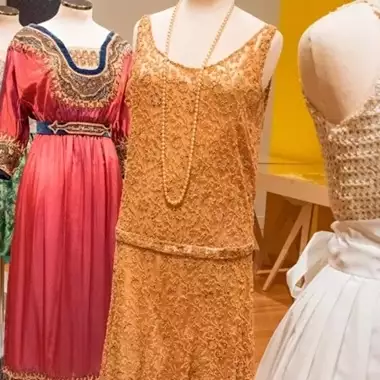 Ξεναγήσεις στην έκθεση "Δίασμα" στο Μουσείο Μπενάκη, μια έκθεση για τη Μόδα και την Ιστορία