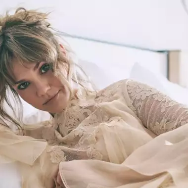 Η Maia Mitchell μιλάει στο Harper's Bazaar για το πρώτο της ταξίδι στην Ελλάδα