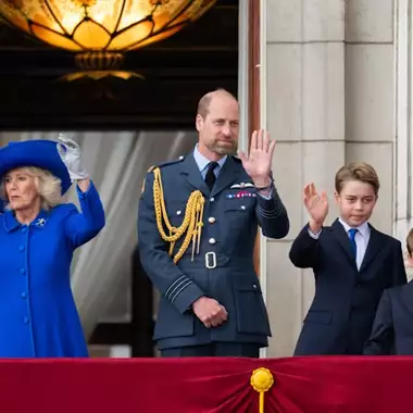 Ο οδυνηρός συμβολισμός πίσω από τις καρφίτσες της Kate Middleton και της βασίλισσας Καμίλα