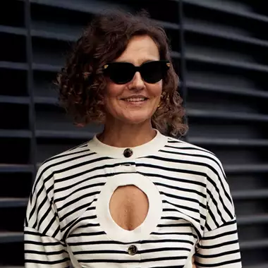 Μακιγιάζ μετά τα 50 | 3 λάθη με την πούδρα που σας κάνουν να δείχνετε μεγαλύτερη από την ηλικία σας