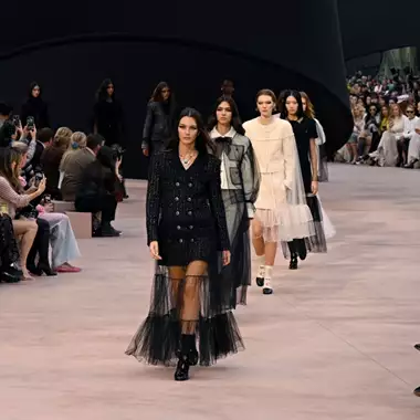 Η μοντέρνα εκδοχή της capsule γκαρνταρόμπας μέσα από τη F/W 2025-2026 συλλογή του οίκου Chanel