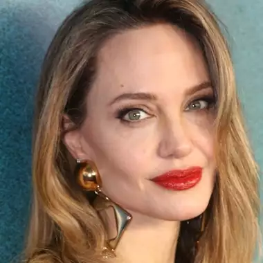 Η Angelina Jolie ενδέχεται να δημοσιεύσει την εκδοχή της για το διαζύγιο με τον Brad Pitt