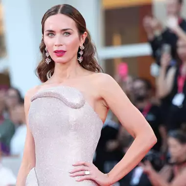 Emily Blunt | Με χρυσό γαλλικό μανικιούρ που θα επιλέξετε στα λαμπερά πάρτι της σεζόν