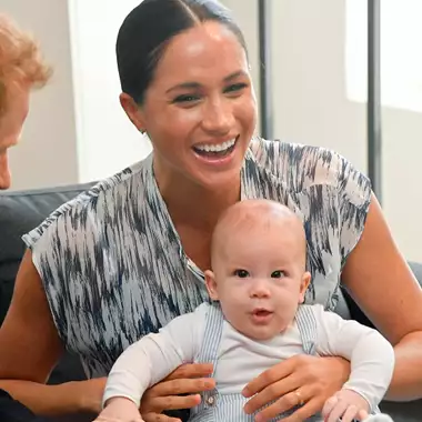 Η Meghan Markle φωτογραφίζει τον πρίγκιπα Archie και την πριγκίπισσα Lilibet | Τι πρόσεξαν οι βασιλικοί θαυμαστές;