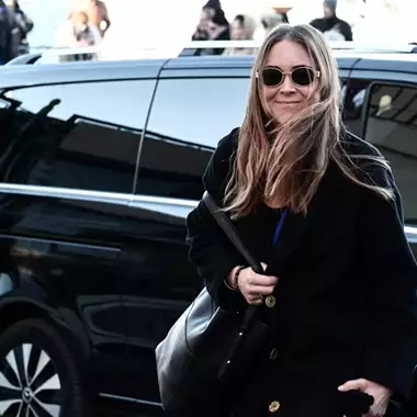 Ποια είναι η Théa Charrier, η εγγονή της Brigitte Bardot που έκανε αίσθηση στην κηδεία της αείμνηστης σταρ;