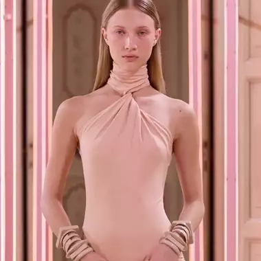 Elisabetta Franchi SS26 | Μια ιστορία που ισορροπεί ανάμεσα στο φως και τη σκιά