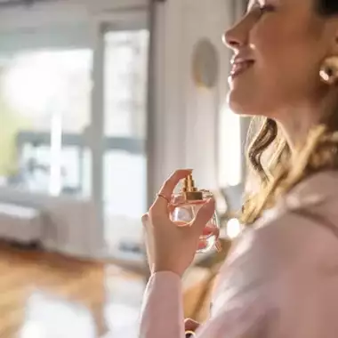 Πώς να ��άνετε το άρωμά σας να διαρκεί όλη μέρα