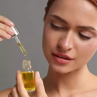Τα αντιγηραντικά έλαια προσώπου που πρέπει σίγουρα να δοκιμάσετε μετά τα 60