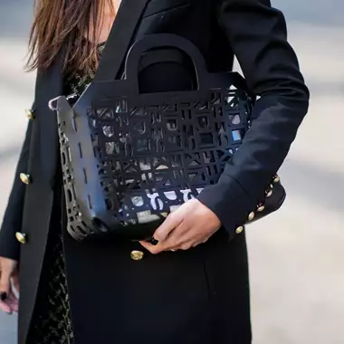 Old Money | Τα σκούρα χρώματα νυχιών που κάνουν κάθε εμφάνιση να δείχνει πιο πολυτελή