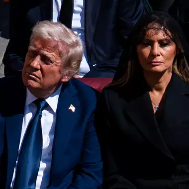 Η συμβουλή που τον "έσωσε" | Τι ψιθύρισε η Melania στο αφτί του Donald Trump στην κηδεία του Πάπα Φραγκίσκου