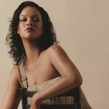 Η Rihanna στο Harper's Bazaar Greece: "Υπάρχουν στιγμές που ή σιχαίνεσαι τον εαυτό σου ή κατανοείς το ταξίδι σου"