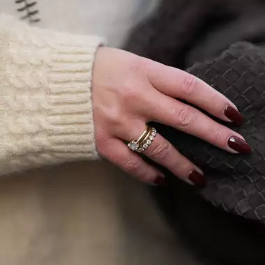 Καφέ μανικιούρ για τα Χριστούγεννα | 8 ιδέες για να κάνετε φέτος την ανατροπή