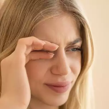 Πρησμένα μάτια; Το εντελώς ανέξοδο beauty tip που πραγματικά δουλεύει