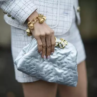 ’90s Deep French | Το μανικιούρ που φέρνει πίσω την εποχή των flip phones