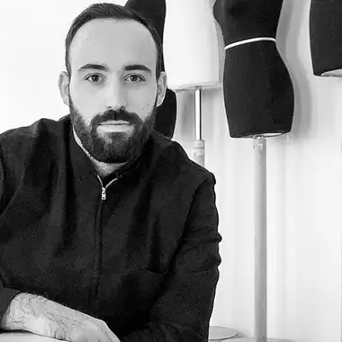 Άγγελος Τσακίρης | Οι λεπτομέρειες μιας τυπικής ημέρας του σχεδιαστή μόδας