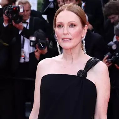 Julianne Moore | Με μαύρο Bottega Veneta φόρεμα στην πρεμιέρα του The Phoenician Scheme στις Κάννες