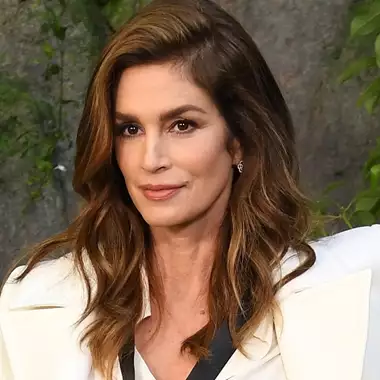 Οι καλοκαιρινές αποχρώσεις υγρών σκιών που θα αναδείξουν τα καφέ μάτια και πέντε μοναδικές προτάσεις