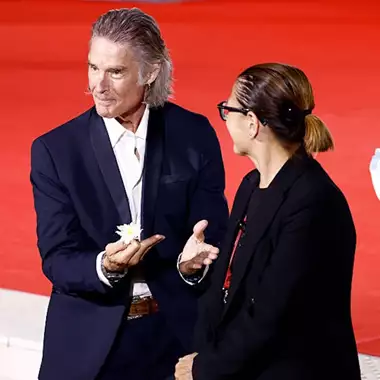 Ronn Moss | O 73χρονος Ριτζ Φόρεστερ από την "Τόλμη και γοητεία" στο κόκκιονο χαλί της Μόστρα