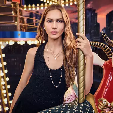 Η καμπάνια της Louis Vuitton για τις γιορτές είναι ένα μαγικό ταξίδι με carousel