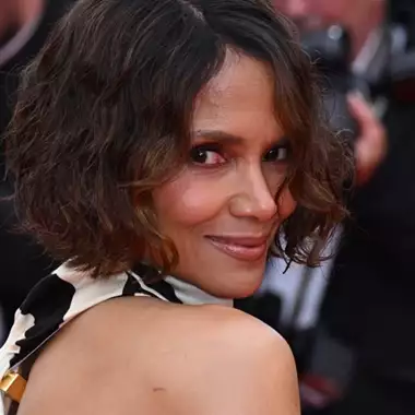 Halle Berry | Οι νέοι ενδυματολογικοί κανόνες στις Κάννες την ανάγκασαν να αλλάξει φόρεμα την τελευταία στιγμή