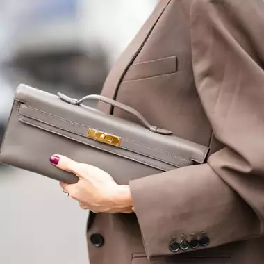 Mocha Mousse | 10 κομψά μανικιούρ στο it χρώμα του 2025