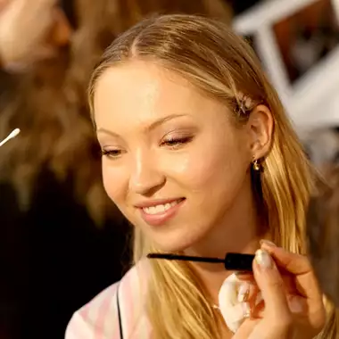 Γιατί η υγρή σκιά είναι ο απόλυτος game changer στο μακιγιάζ σας και πέντε προτάσεις της beauty editor