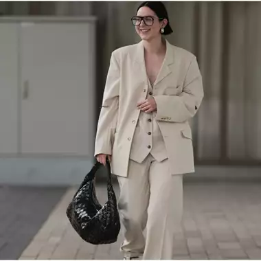 Πώς θα συνδυάσετε κοστούμι με πέδιλα για το γραφείο