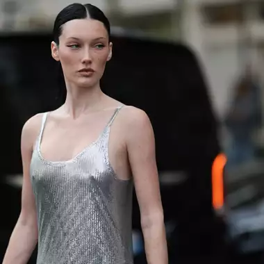 Το embroidered top που θα φορέσετε ακόμα και με jeans στα ρεβεγιόν των γιορτών