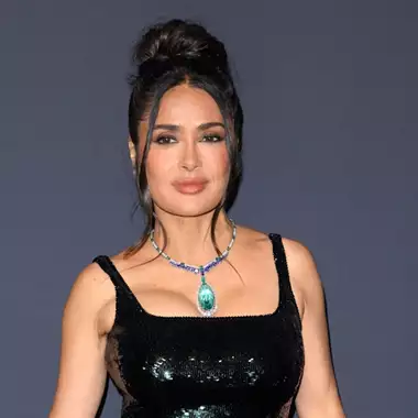 Η Salma Hayek χορεύει με ένα μικροσκοπικό λευκό μπικίνι σε ένα backstage βίντεο