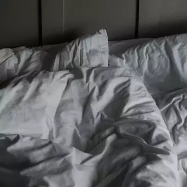 Το "τρικ της μαξιλαροθήκης" | Η τεχνική που πρέπει να ξέρετε για να κοιμάστε καλά στον καύσωνα