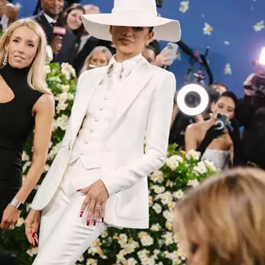 Met Gala 2025 | Ποιες celebrities πόζαραν σαν δίδυμες με το ίδιο σχεδόν look;