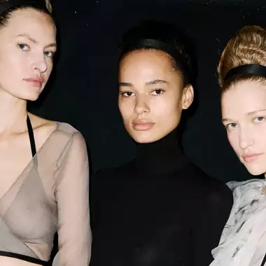 Max Mara SS26 | Σύγχρονα beehives και barely-there μακιγιάζ όρισαν τα beauty looks της συλλογής "Rococo Modern"