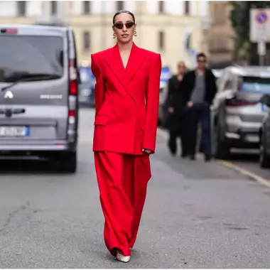 Τα στιλιστικά λάθη που πρέπει να αποφύγετε όταν φοράτε χρωματιστά παντελόνια