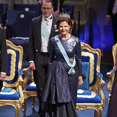 Οι εντυπωσιακές τιάρες των Σουηδών royals στην τελετή απονομής του βραβείου Νόμπελ