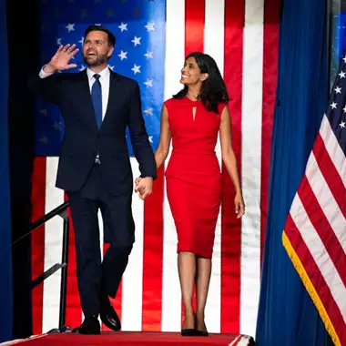 H Usha Vance χωρίς τη βέρα της | Φήμες χωρισμού για τον αντιπρόεδρο των Η.Π.Α, JD Vance, και τη σύζυγό του