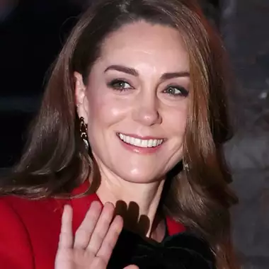 Kate Middleton | Ντυμένη στα κόκκινα έφτασε στη λειτουργία για τα χριστουγεννιάτικα κάλαντα