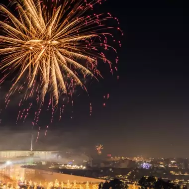 Με ένα φαντασμαγορικό show πυροτεχνημάτων και ένα μεγάλο πάρτι υποδέχτηκε το 2025 το ΚΠΙΣΝ