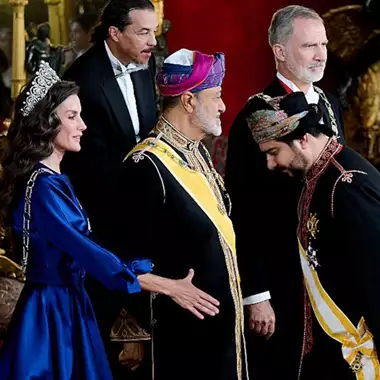 Βασίλισσα Letizia | Ποια επιχειρηματίας την επισκίασε στο γκαλά δείπνο με τον Σουλτάνο του Ομάν;