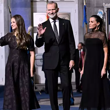 Βασίλισσα Letizia - Βασιλιάς Felipe | Η οικογενειακή χριστουγεννιάτικη κάρτα που θύμισε αυτή της Kate και του William