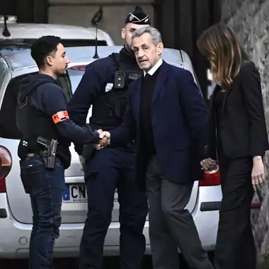 O Nicolas Sarkozy στη φυλακή | Tα δάκρυα της Carla Bruni και ο αποχαιρετισμός των παιδιών του