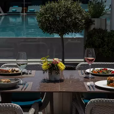 Athens Capital Hotel - MGallery Collection | Fine dining εμπειρία με το καλοκαιρινό μενού στο Mappemonde Rooftop Restaurant Bar & Lounge