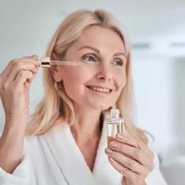 Ένας ορός που συνδυάζει τη βιταμίνη C με τη D αλλάζει τον τρόπο που φροντίζαμε την επιδερμίδα μας τη νύχτα