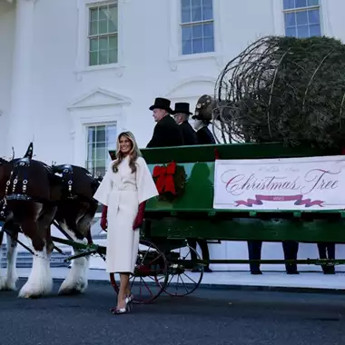 Η Melania Trump έφερε τα Χριστούγεννα στον Λευκό Οίκο με κομψό παλτό Dior και καρό γόβες